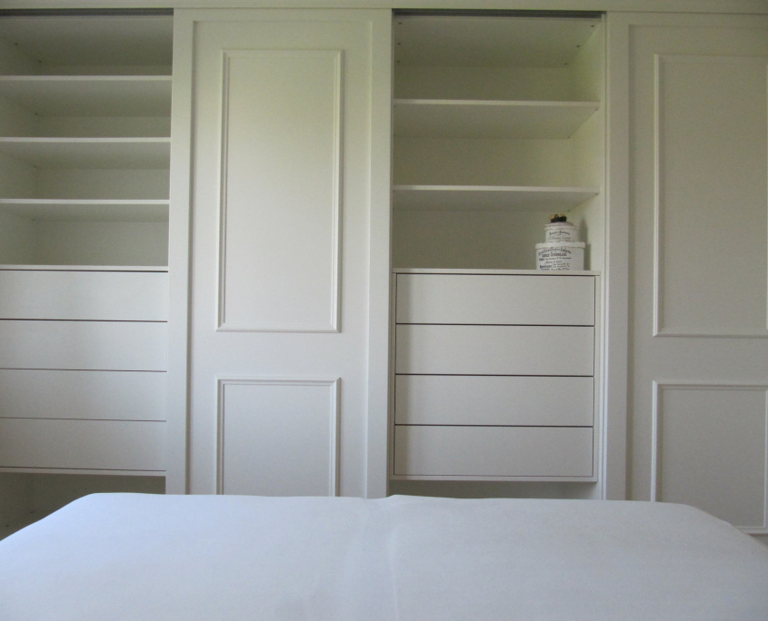 Einbauschrank in weiss mit Schiebetüren in Stiltüren-Optik mit Zierleisten