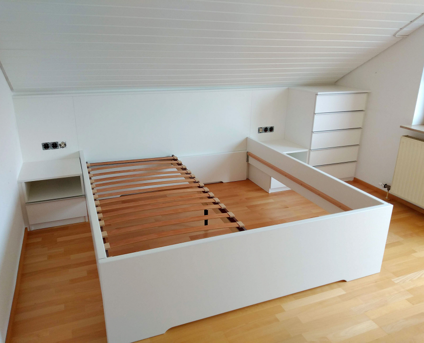 Weißes Schlafzimmer mit Schubladen­schrank