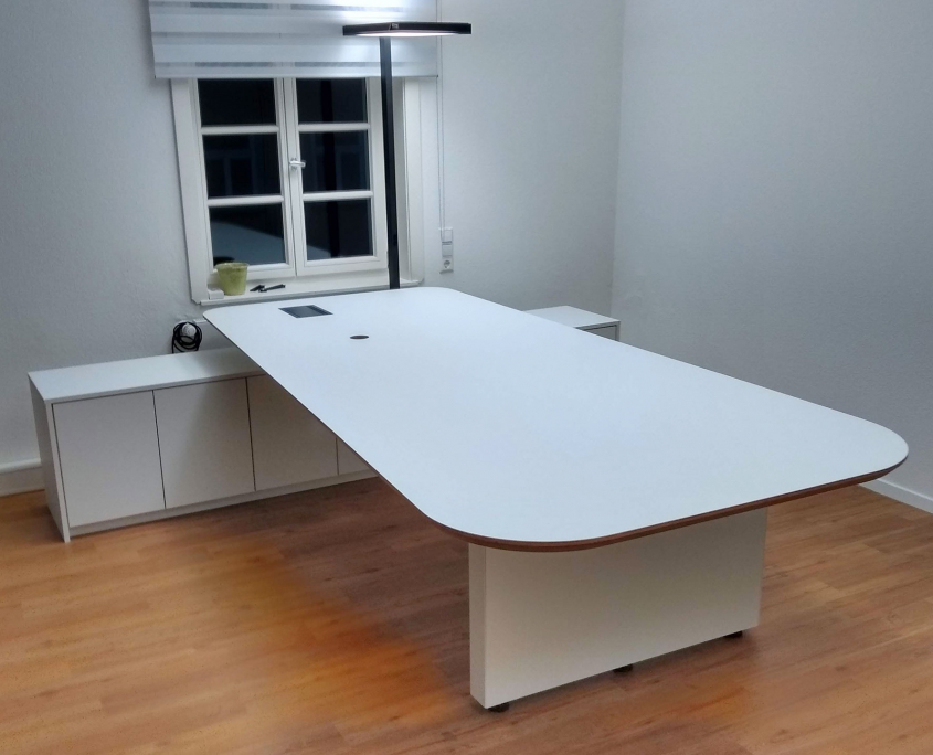 Weiße Büroeinrichtung mit höhenverstellbarem Schreibtisch