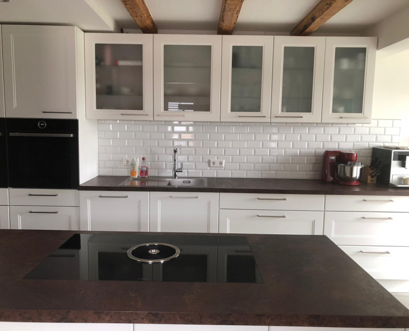 Weiße Küche im Landhaus-Stil