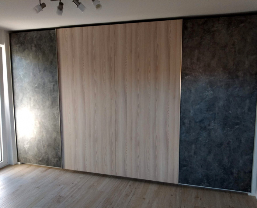 Schlafzimmer mit 4-türigem Schwebetüren Schrank und Doppelbett