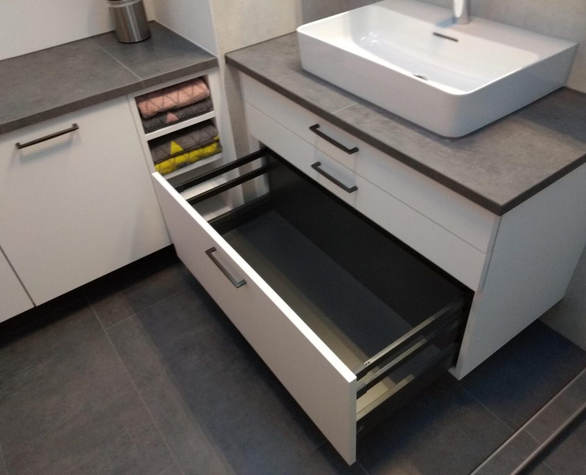 Badmöbel Weiß viel Stauraum (7)