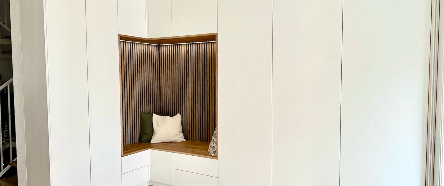 Einbauschrank mit Sitznische Einbauschrank mit Sitznische